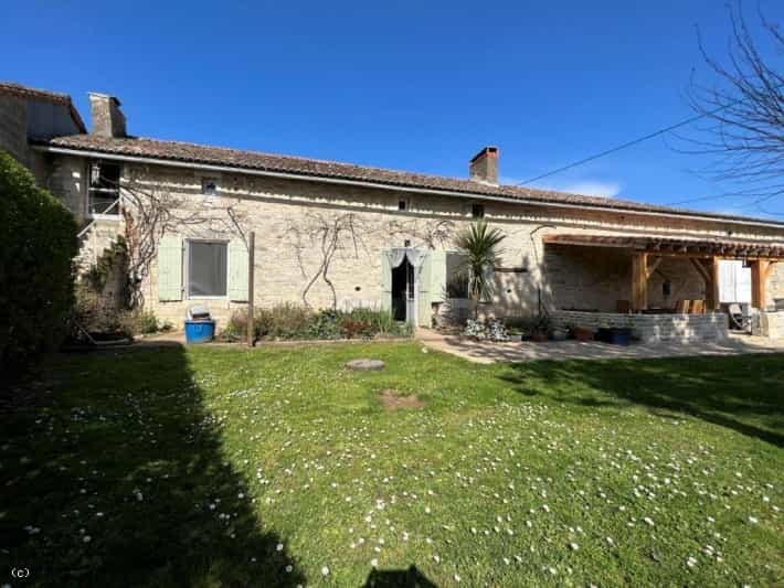 House in Chaunay, Nouvelle-Aquitaine 10180717