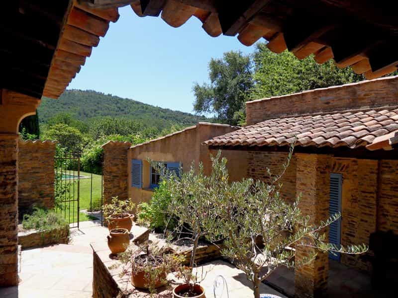 Huis in La Garde-Freinet, Provence-Alpes-Côte d'Azur 10180800