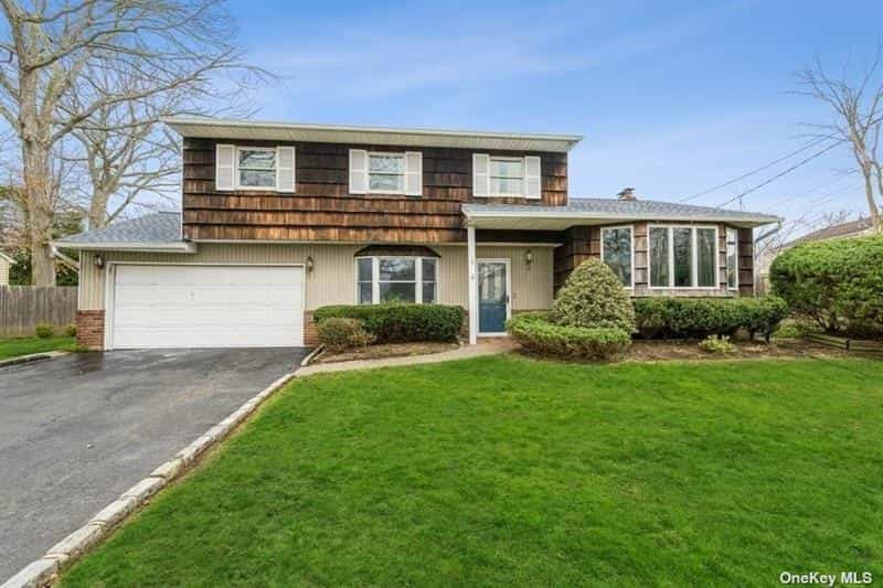 House in Dix Hills, New York 10181538