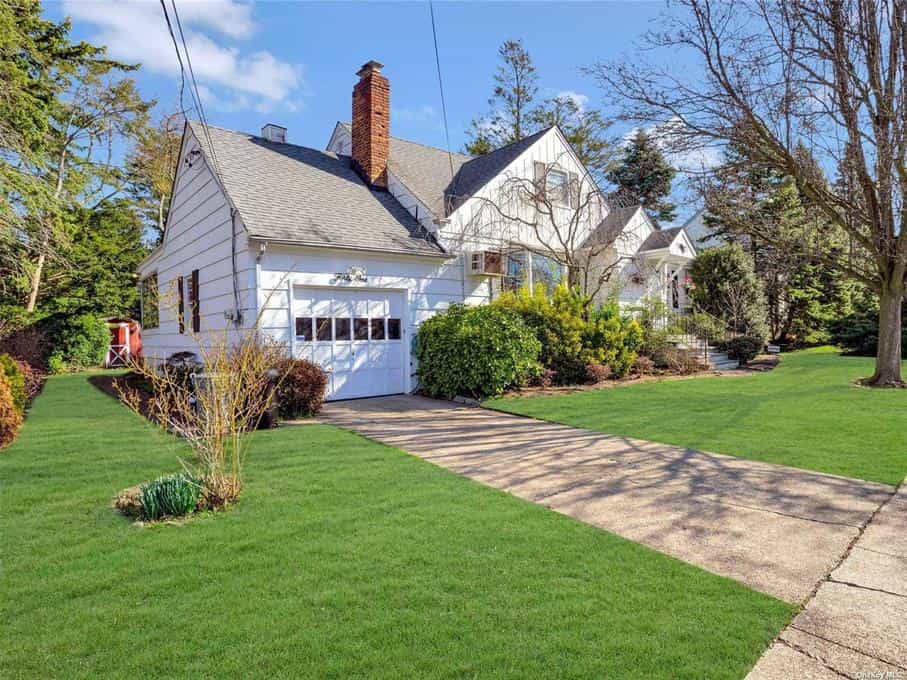 House in North Lynbrook, New York 10181543