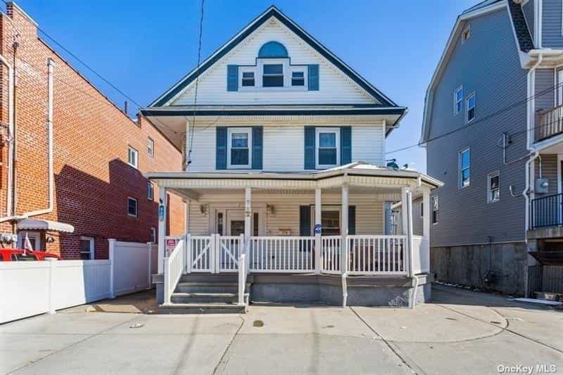 House in Seaside, New York 10181593