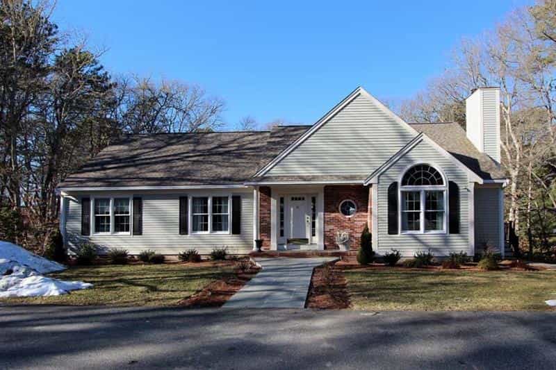 House in Hatchville, Massachusetts 10181660