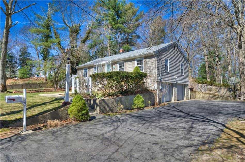 House in Monroes, Massachusetts 10181808
