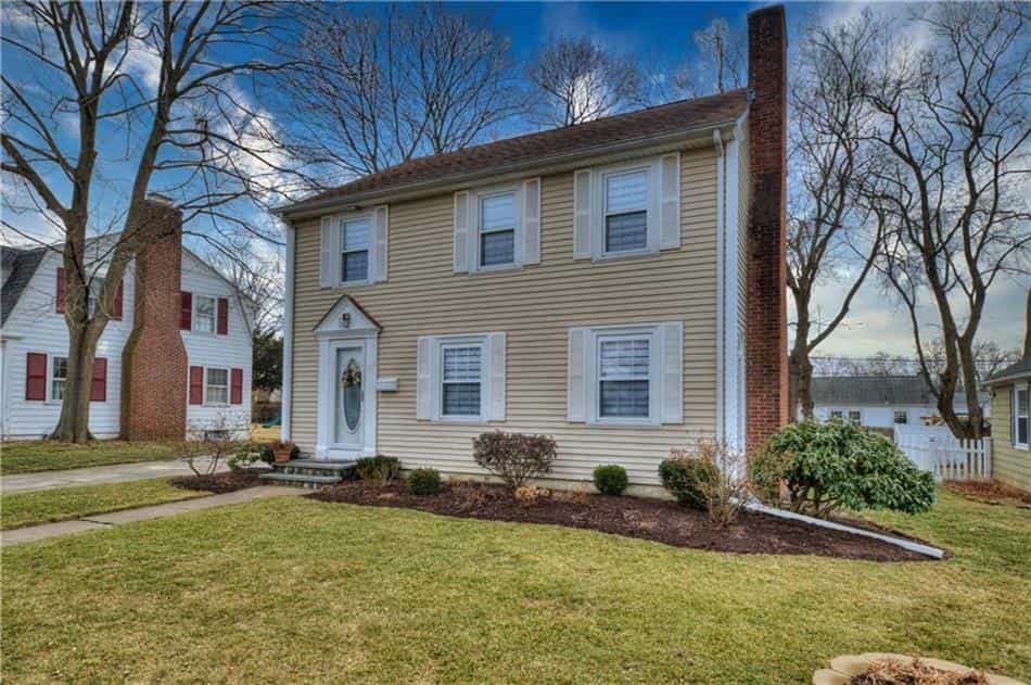 House in Bay Spring, Rhode Island 10181833
