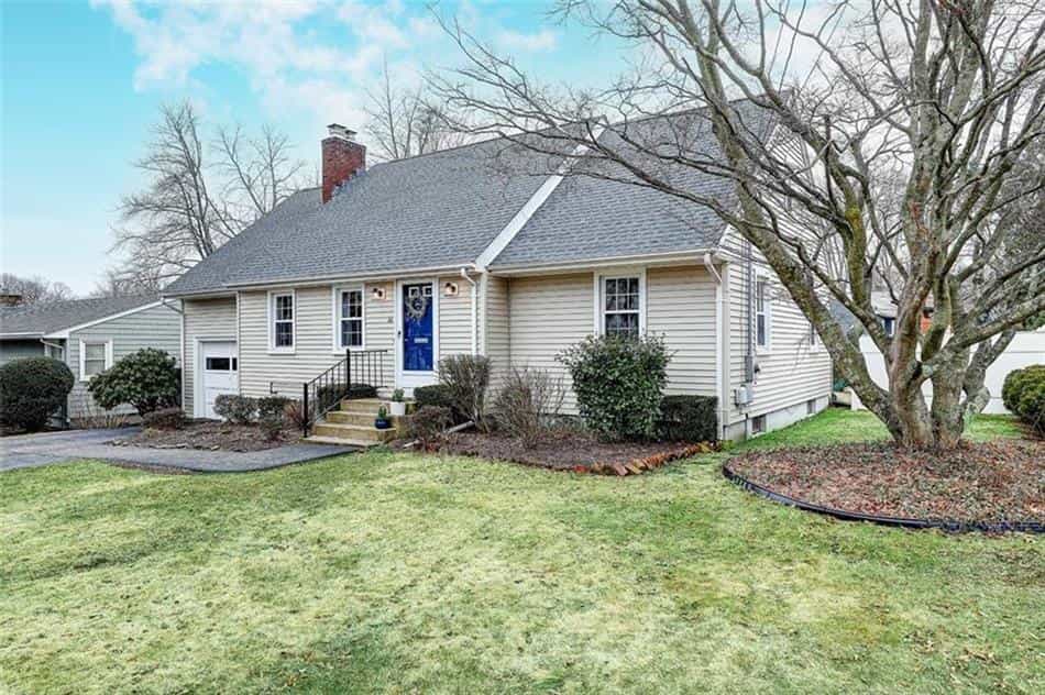House in Bay Spring, Rhode Island 10181841