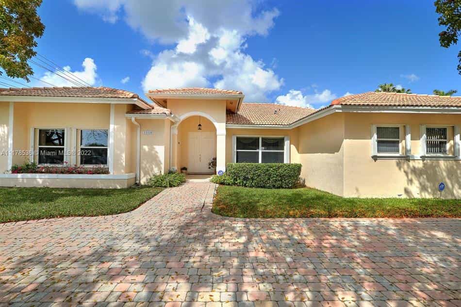 Condominium in Richmond Heights, Florida 10182111