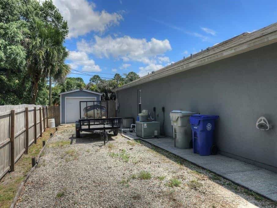 House in Vero Lake Estates, Florida 10182262