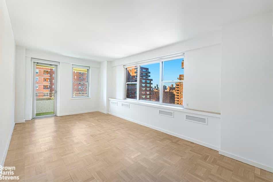 Condominium in New York, New York 10182338