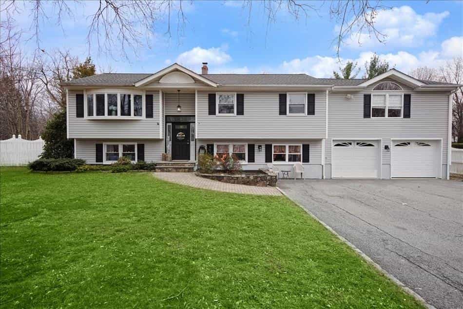 House in West Mahopac, New York 10182344