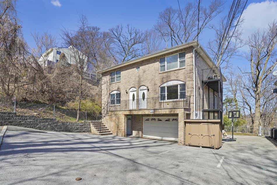 House in Yonkers, New York 10182683
