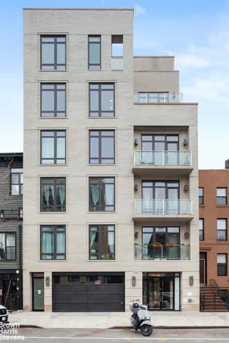 Condominium in New York, New York 10182999