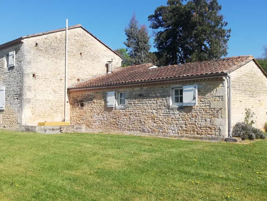 Huis in Chasseneuil-sur-Bonnieure, Nouvelle-Aquitaine 10191262