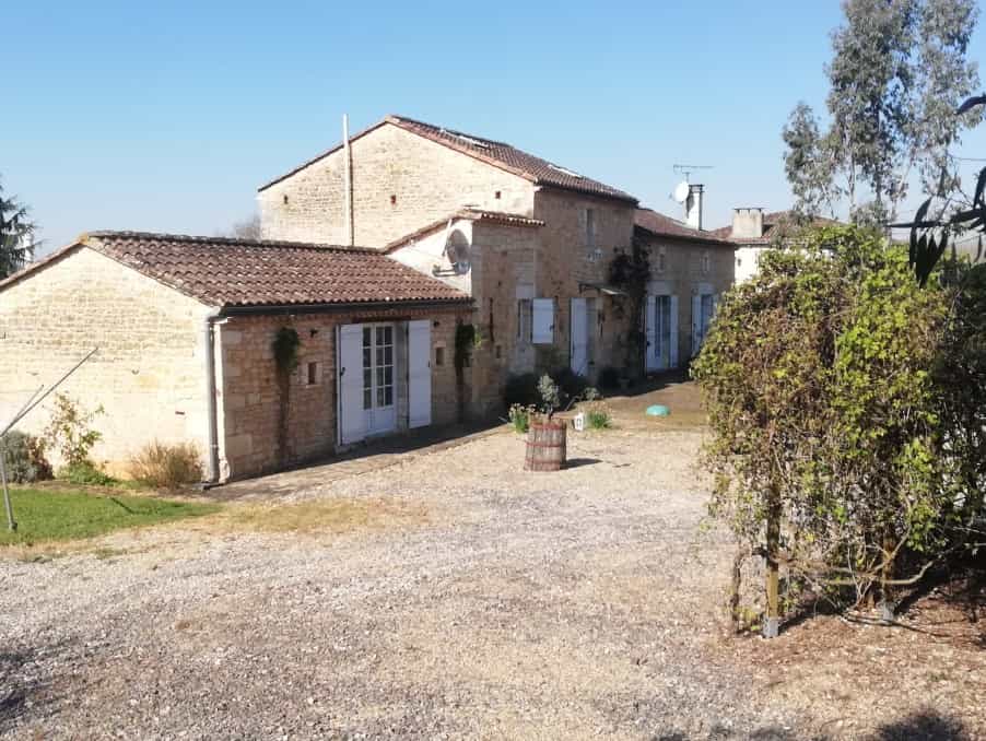 House in Chasseneuil-sur-Bonnieure, Nouvelle-Aquitaine 10191708