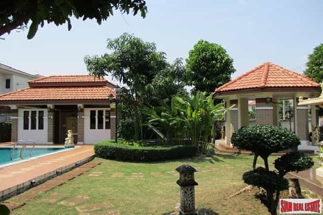 Huis in Tambon Sam Rong Nua, Chang Wat Samut Prakan 10192223