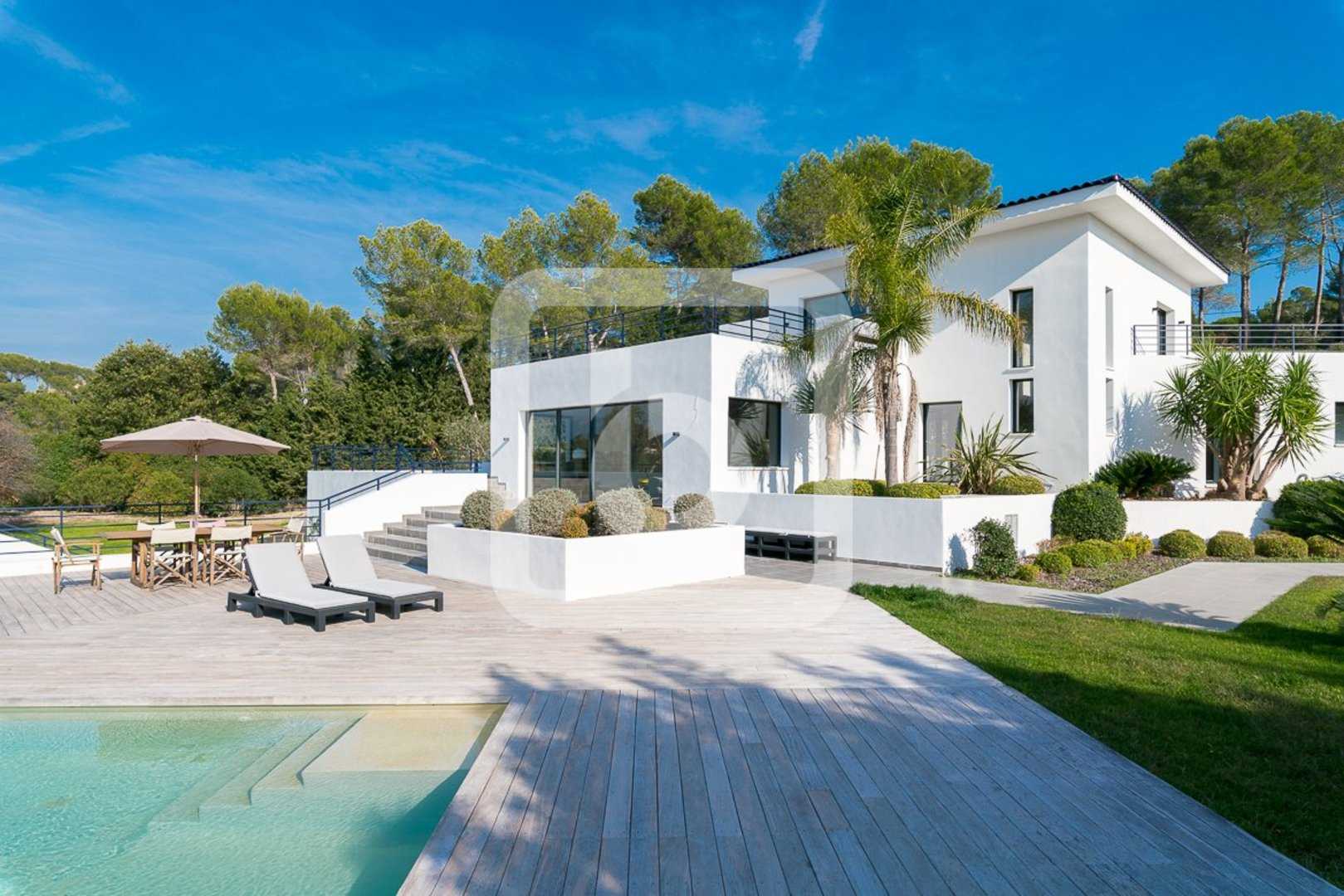 Talo sisään Mougins, Provence-Alpes-Cote d'Azur 10192502