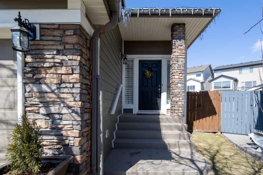 House in Calgary, Alberta 10192694