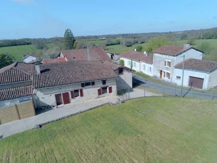 жилой дом в Champagne-Mouton, Nouvelle-Aquitaine 10192839