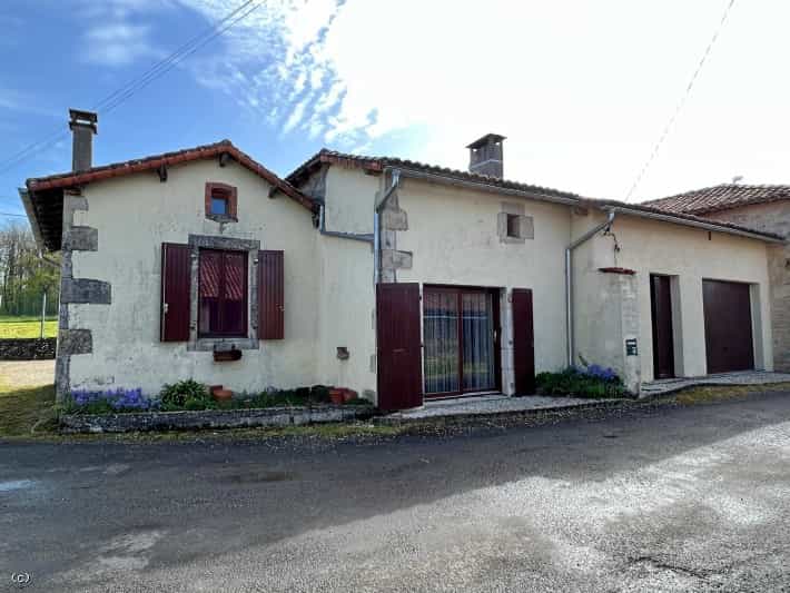 Casa nel Champagne-Mouton, Nouvelle-Aquitaine 10192839