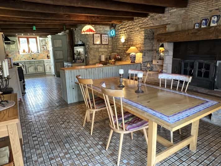 Huis in Champagne-Mouton, Nouvelle-Aquitaine 10192839