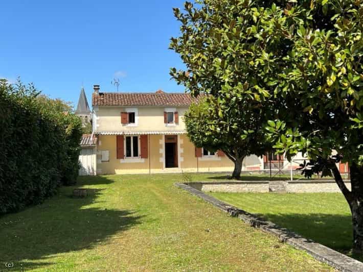 Huis in Verteuil-sur-Charente, Nouvelle-Aquitaine 10192862