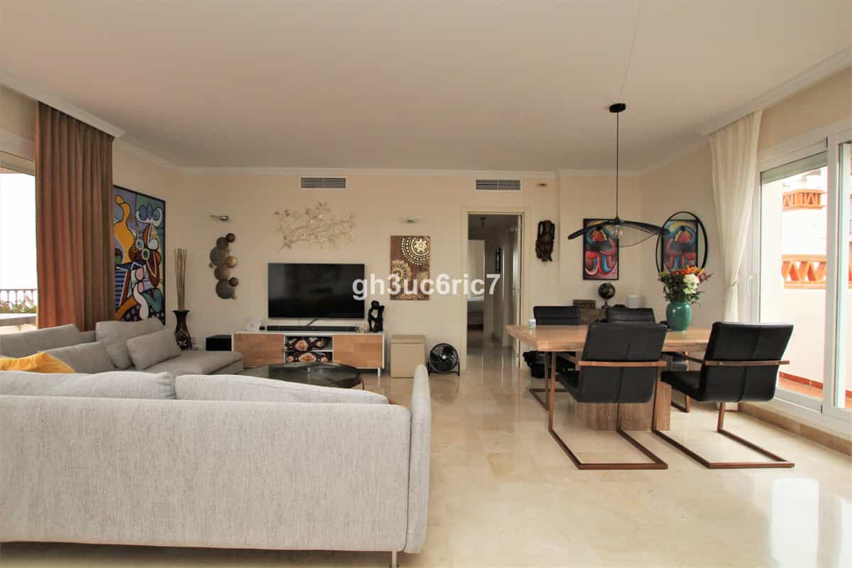 Condominium in Fuengirola, Andalusia 10193411