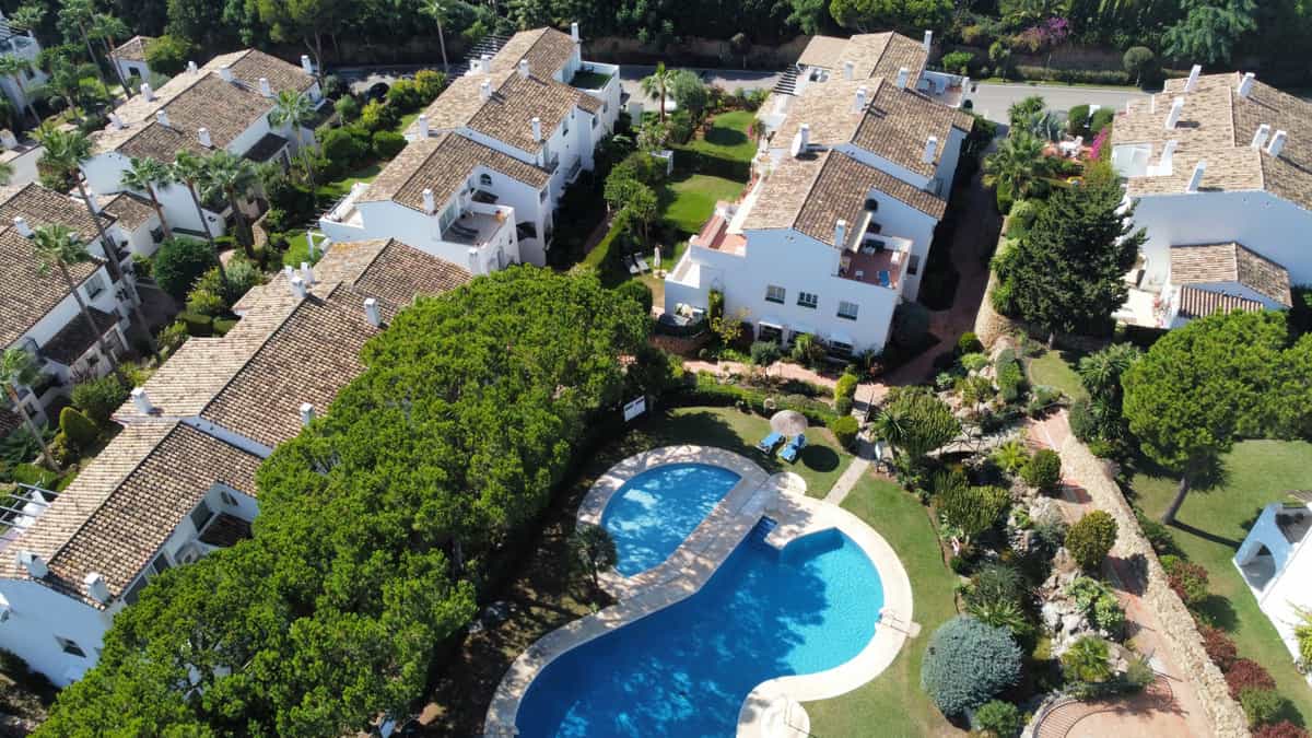 Eigentumswohnung im El Paraíso, Andalusia 10193572