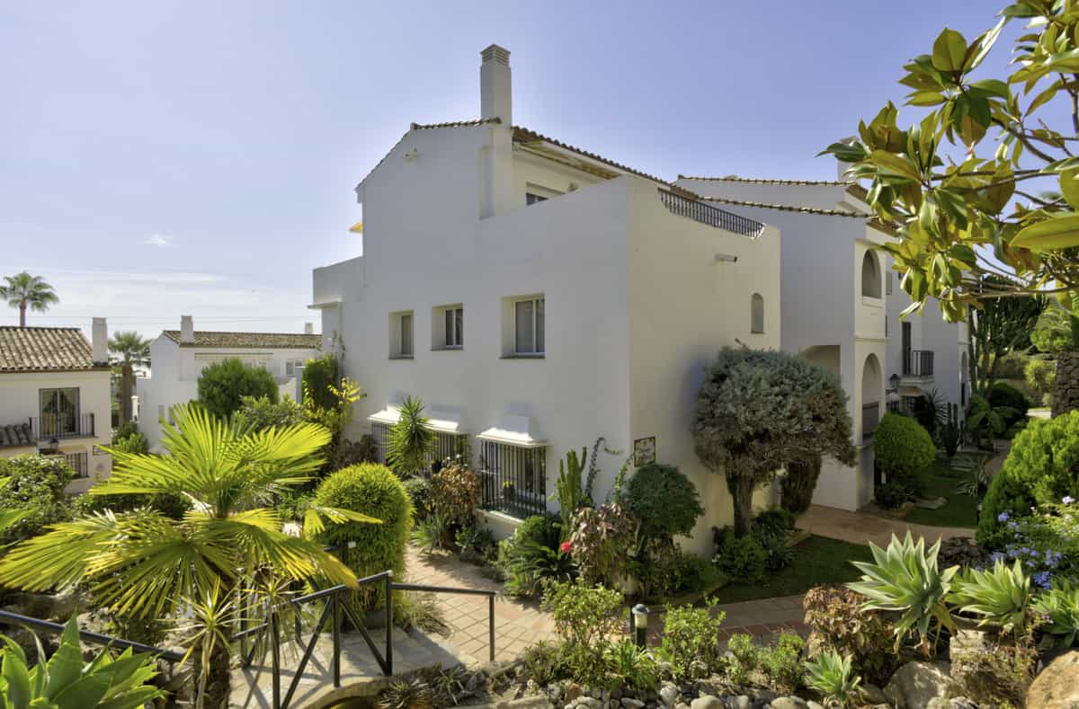 Condominium dans El Paraíso, Andalusia 10193572