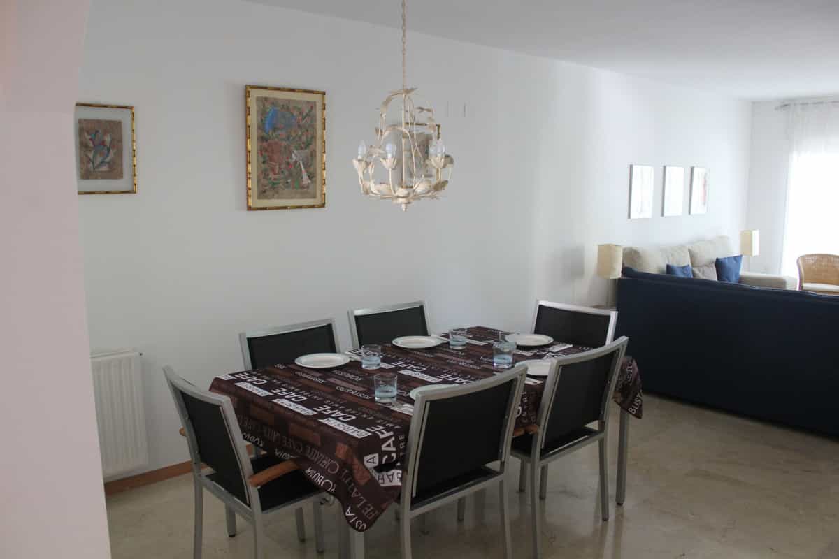 Condominium in San Pedro de Alcantara, Andalusia 10195895