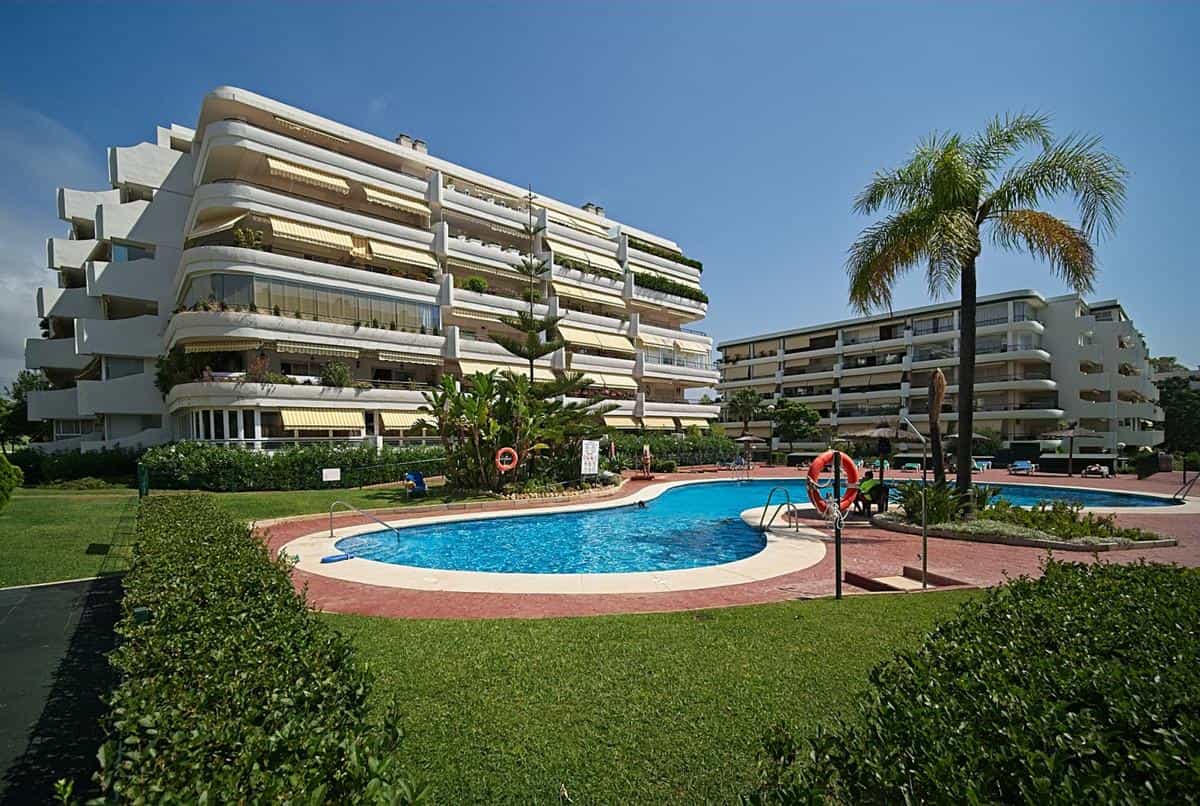 Condominium in San Pedro de Alcantara, Andalusia 10196005