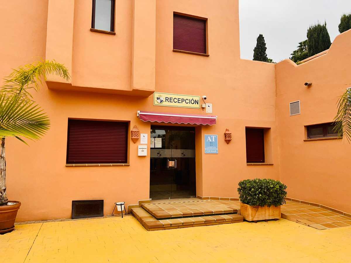 Condominium in El Paraíso, Andalusia 10196447