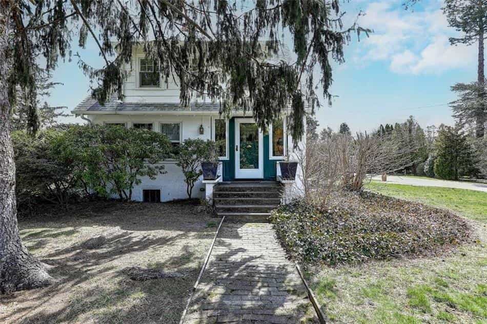 House in Bristol Highlands, Rhode Island 10199090
