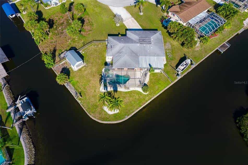 Rumah di Kenyamanan Titik Baru, Florida 10199148