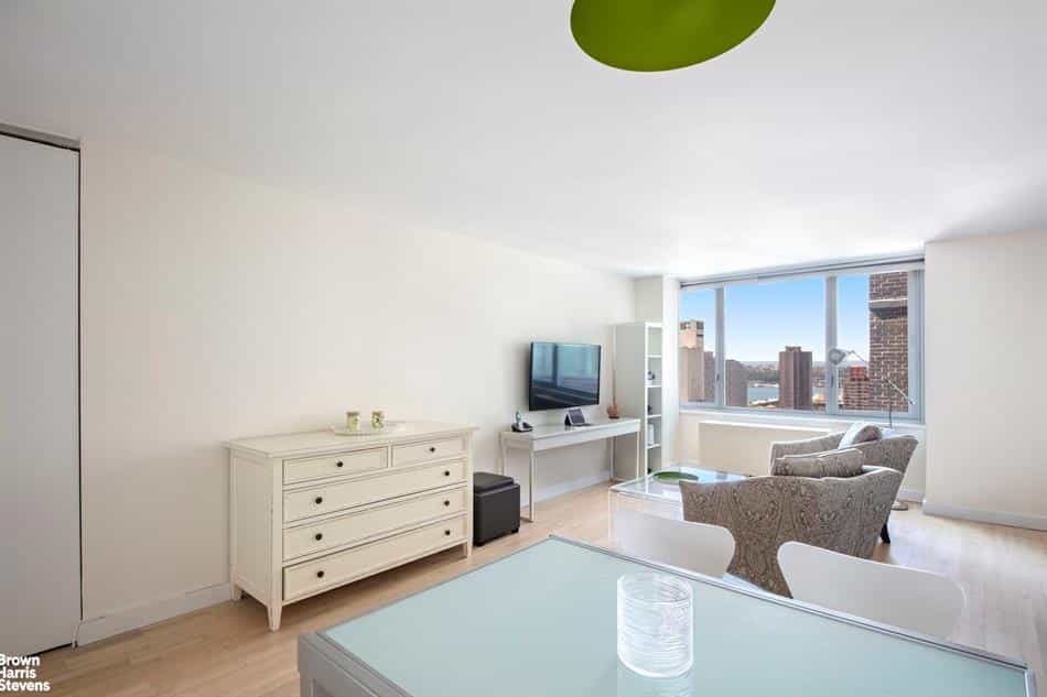 Condominium in New York, New York 10199352