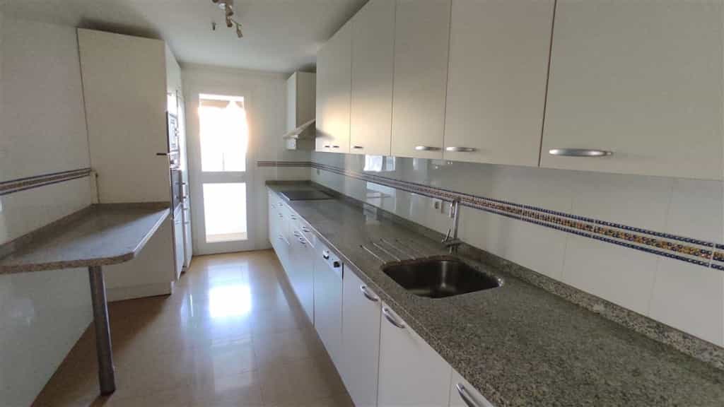 Condominium in Marbella, Andalusia 10200540