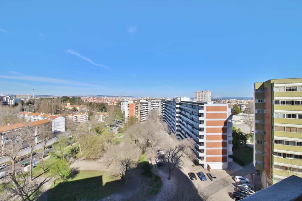 Condominium in Lisboa, Rua Cidade da Beira 10202784