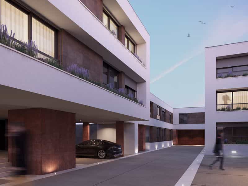 Condominium in Faro, Faro District 10203054