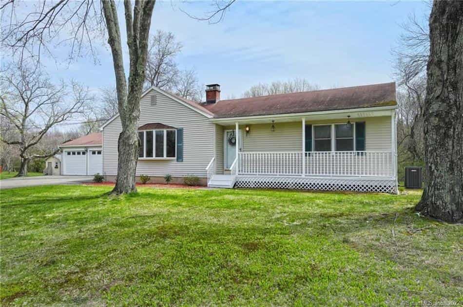 House in Woodbridge, Connecticut 10204061