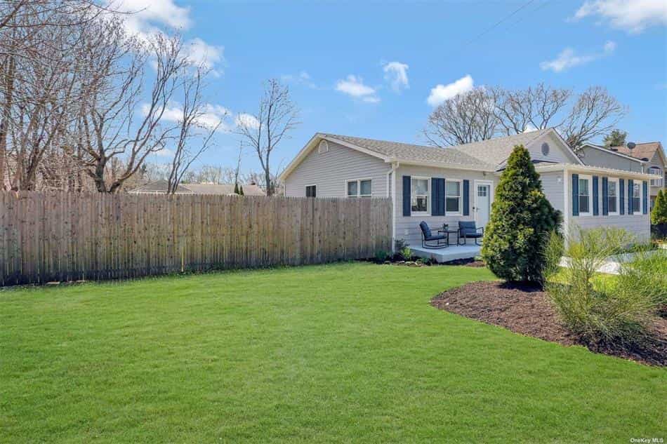 House in East Hauppauge, New York 10204226