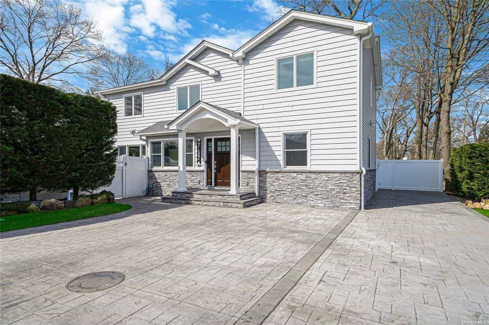 House in Lake Grove, New York 10204234