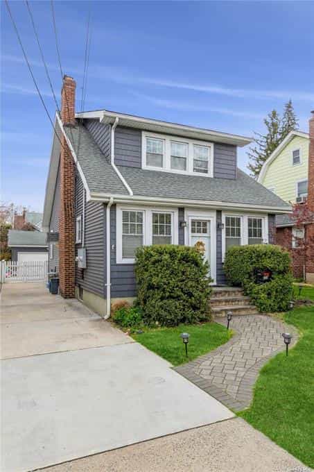 House in Floral Park, New York 10204275