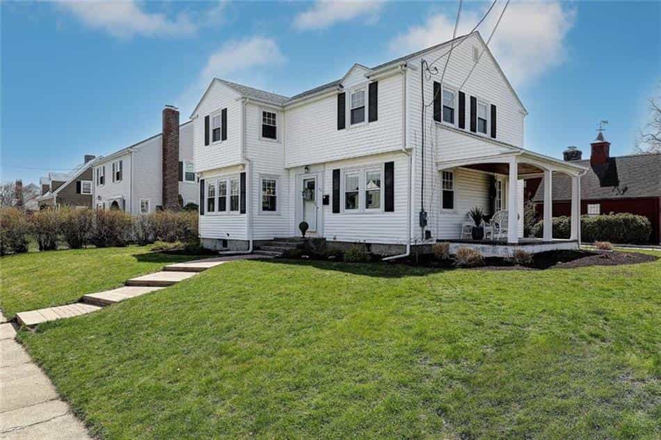 House in Thornton, Rhode Island 10204347