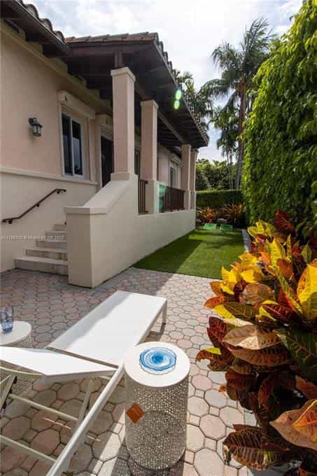House in Coral Gables, Florida 10204403