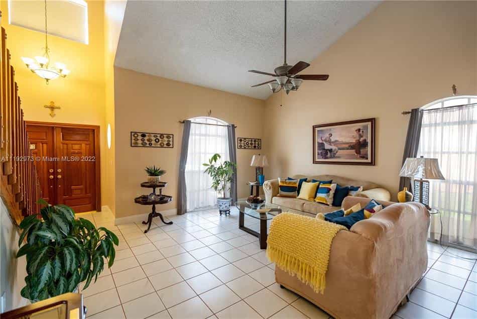 Condominium in Hialeah, Florida 10204416