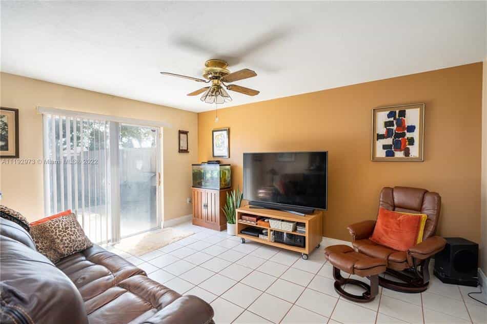 Condominium in Hialeah, Florida 10204416