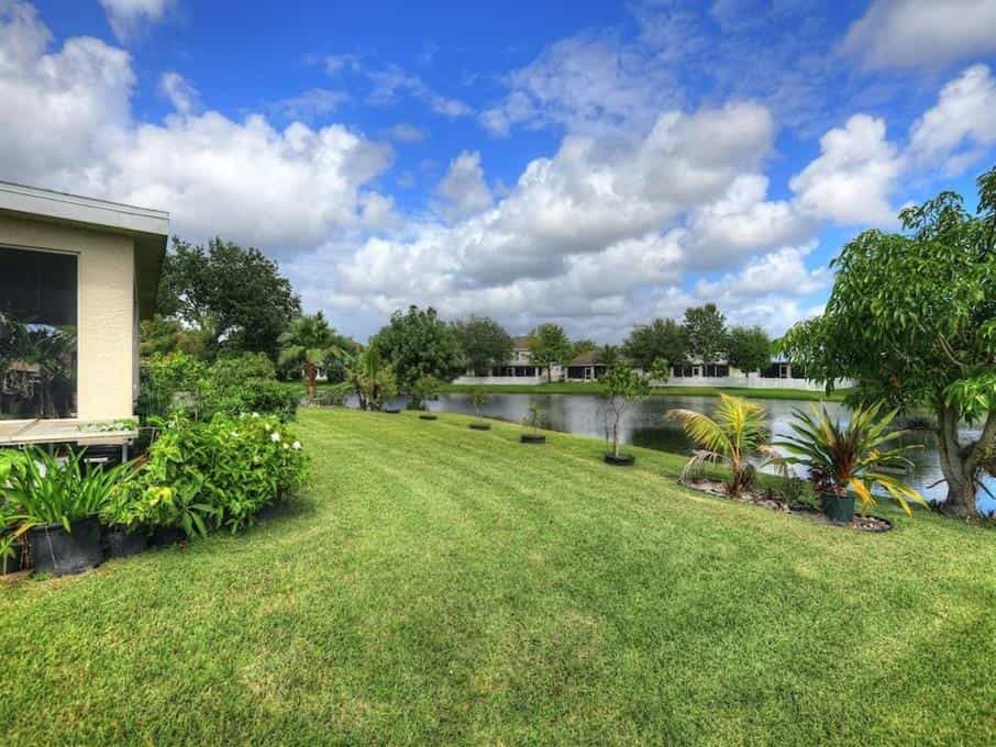 मकान में Vero Lake Estates, Florida 10204445