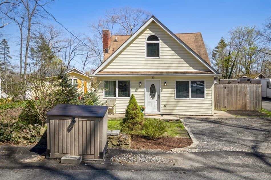 House in Lake Peekskill, New York 10204501