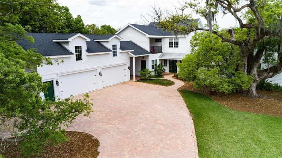 بيت في Lake Magdalene, Florida 10204735
