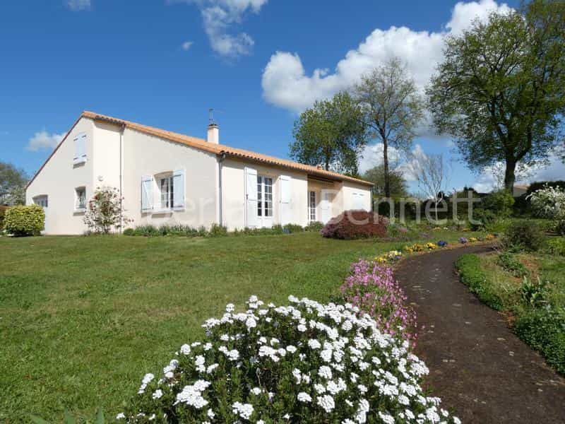 House in Celles-sur-Belle, Nouvelle-Aquitaine 10204852