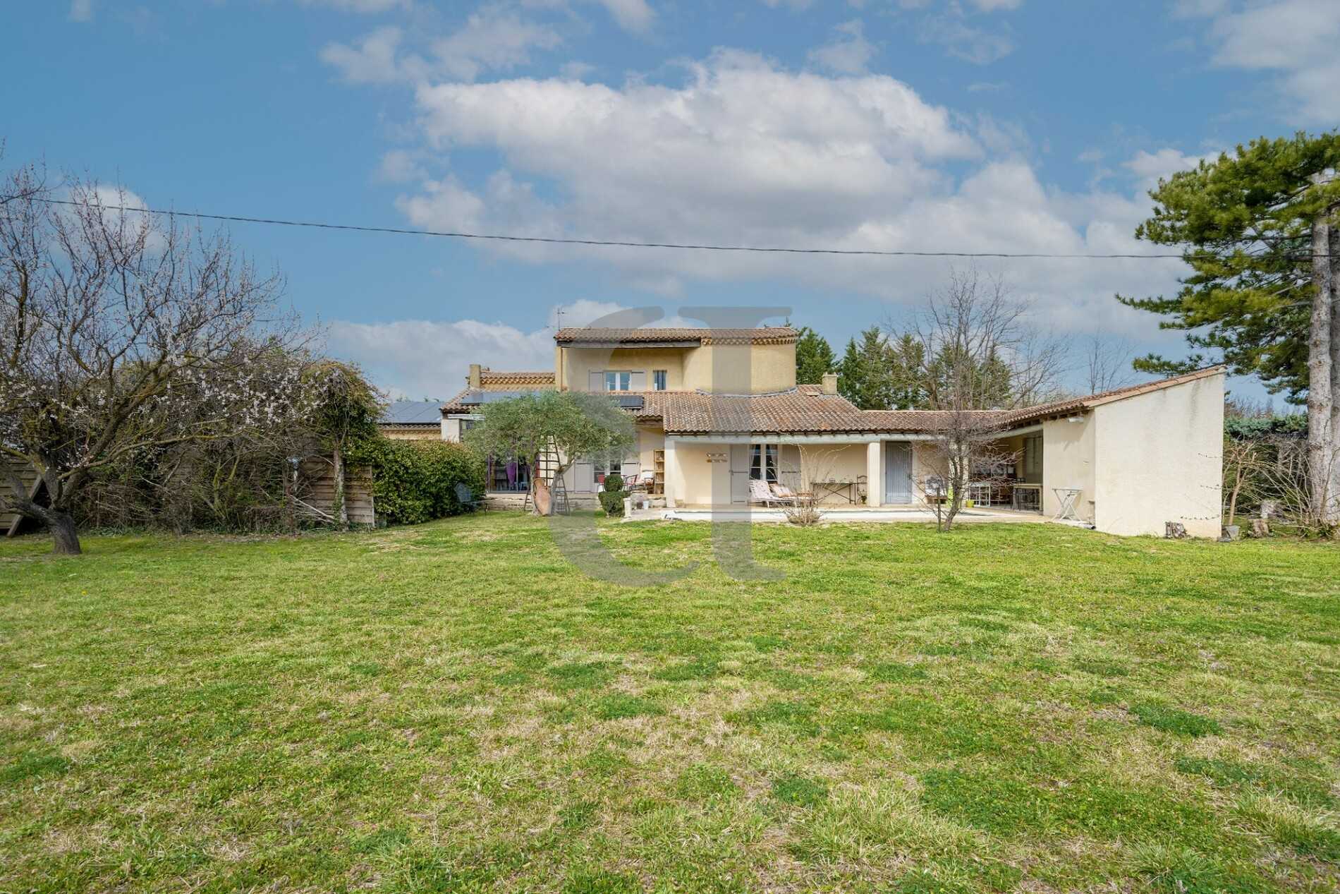 House in L'Isle-sur-la-Sorgue, Provence-Alpes-Cote d'Azur 10205214