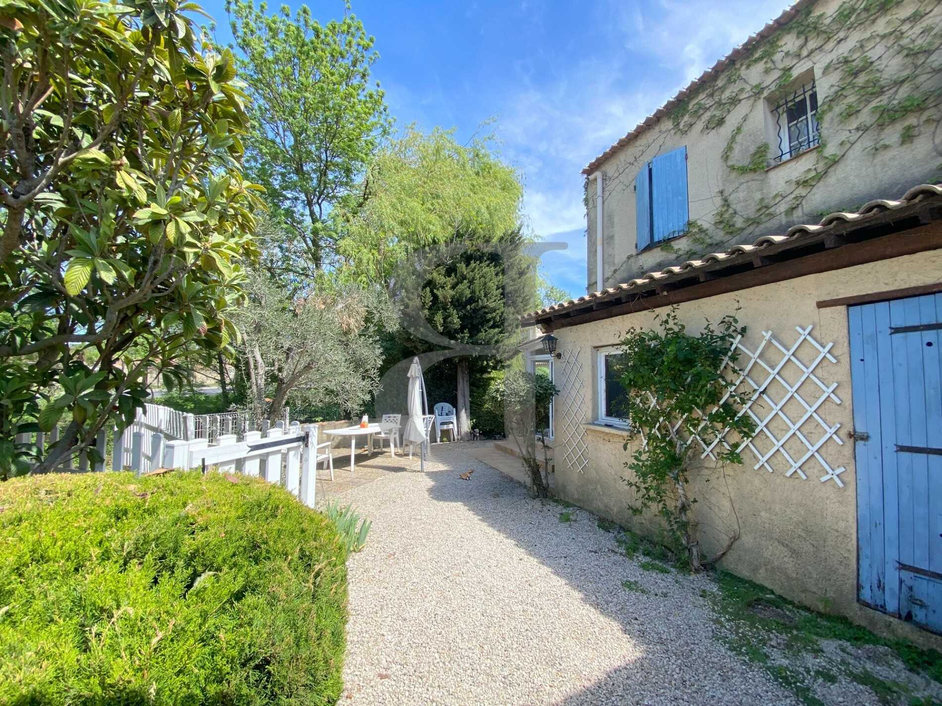 жилой дом в L'Isle-sur-la-Sorgue, Provence-Alpes-Côte d'Azur 10205987